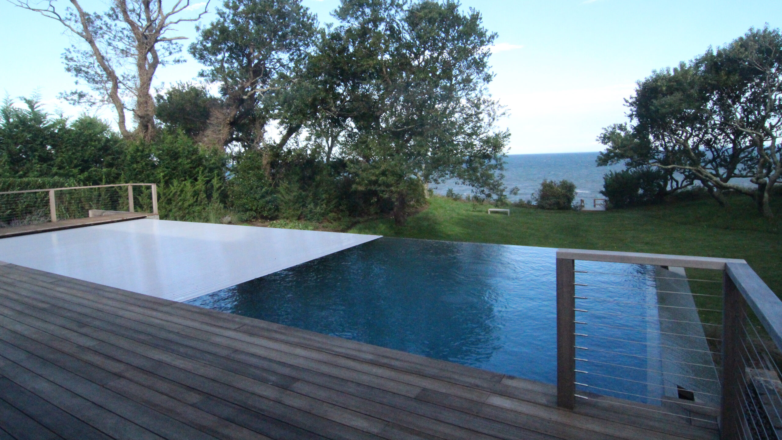 Meerblick-Infinity-Pool mit Holzterrasse