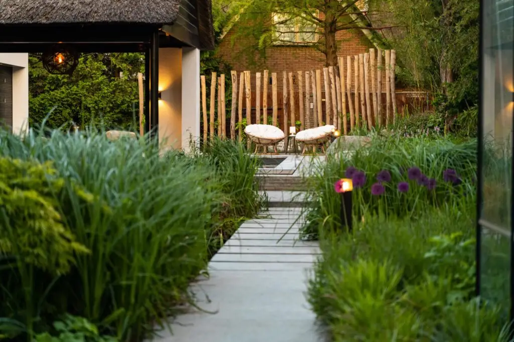 Abendstimmung im modern gestalteten Garten