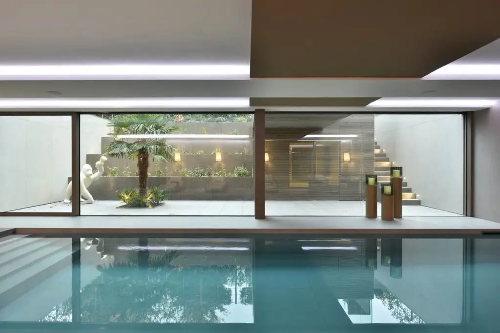 Raumhohes Fenster verbindet Pool und Patio