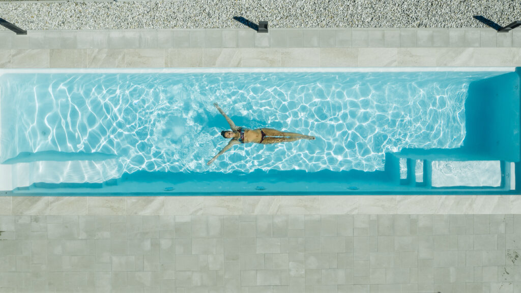Moderner Pool mit klaren Wasserreflexionen aus der Vogelperspektive