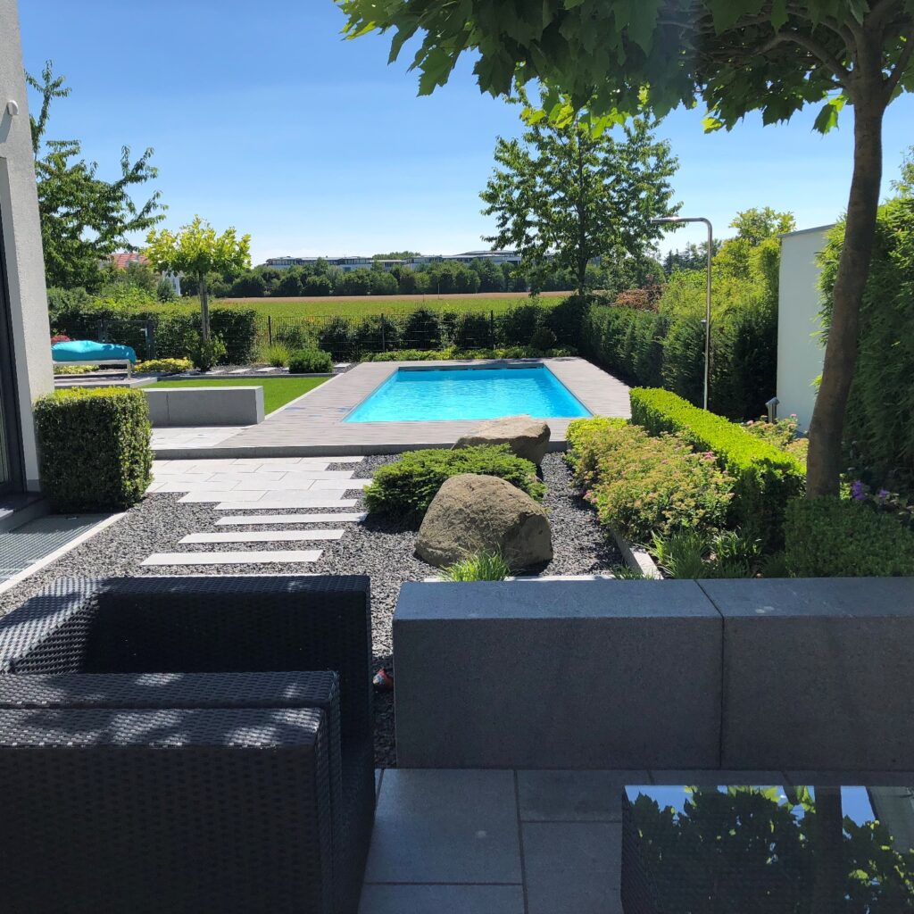 Poolgarten mit Steinwegen und Hecken