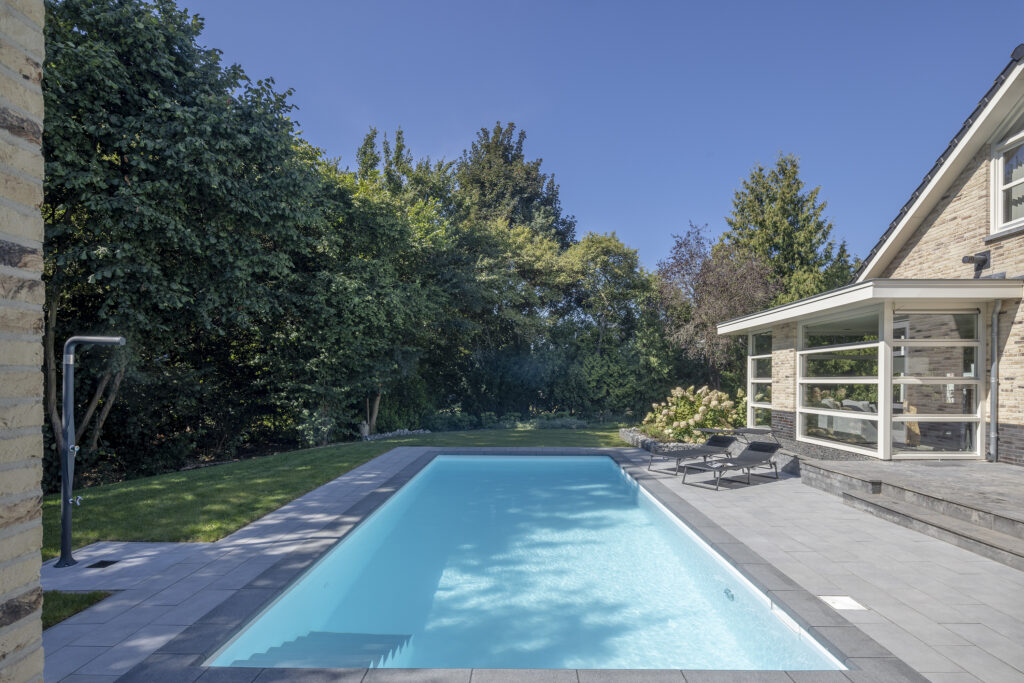 Poolgarten mit großzügiger Terrasse und Gartenblick
