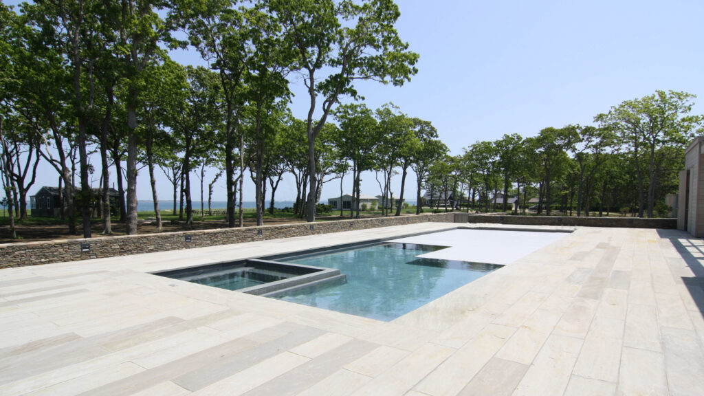 Moderner Pool mit Natursteinumrandung und Meerblick