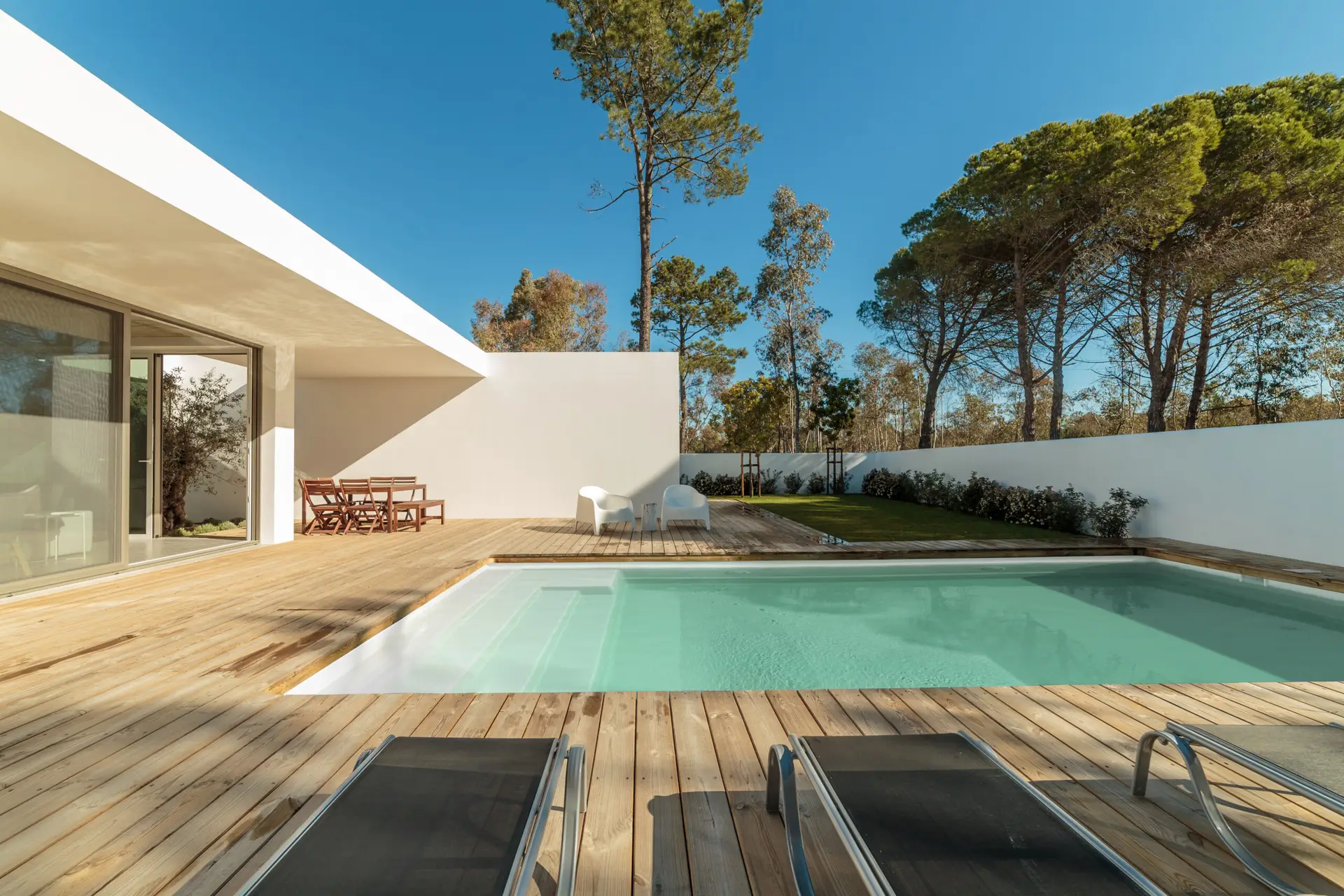 Klare Architektur trifft auf natürliche Kulisse