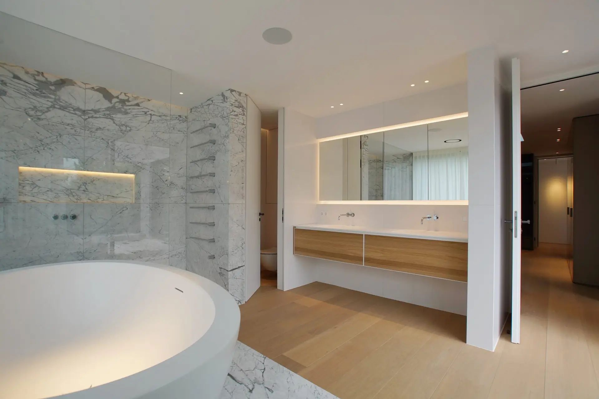 Offenes Badezimmer mit Naturstein und Lichtkonzept