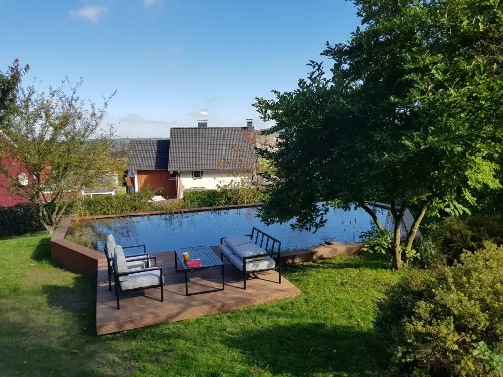 Sitzterrasse am Naturpool mit Ausblick