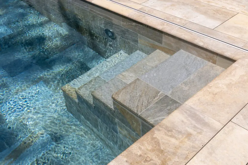 Harmonischer Einstieg mit Naturstein im Wasser