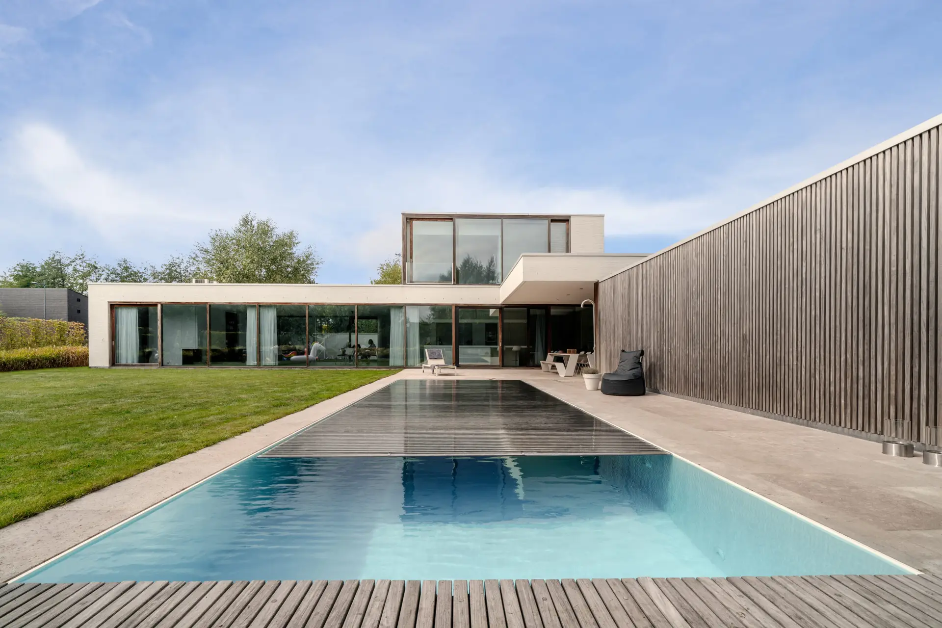 Moderner Gartenpool mit Rollladenabdeckung frontal