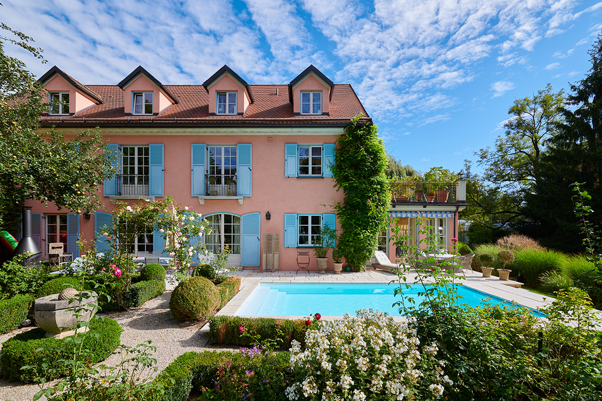 Mediterrane Villa mit Pool und blauen Läden