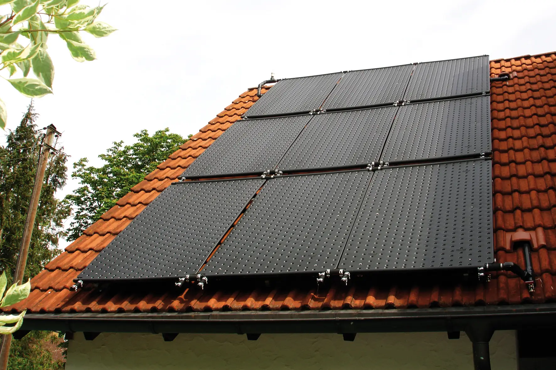 Solarkollektoren zur Poolerwärmung am Dach montiert