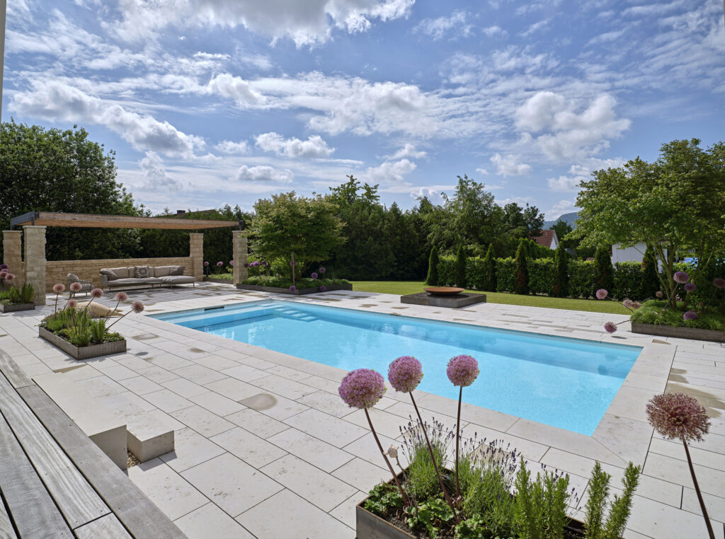 Terrasse mit Pool, Pergola und Feuerstelle