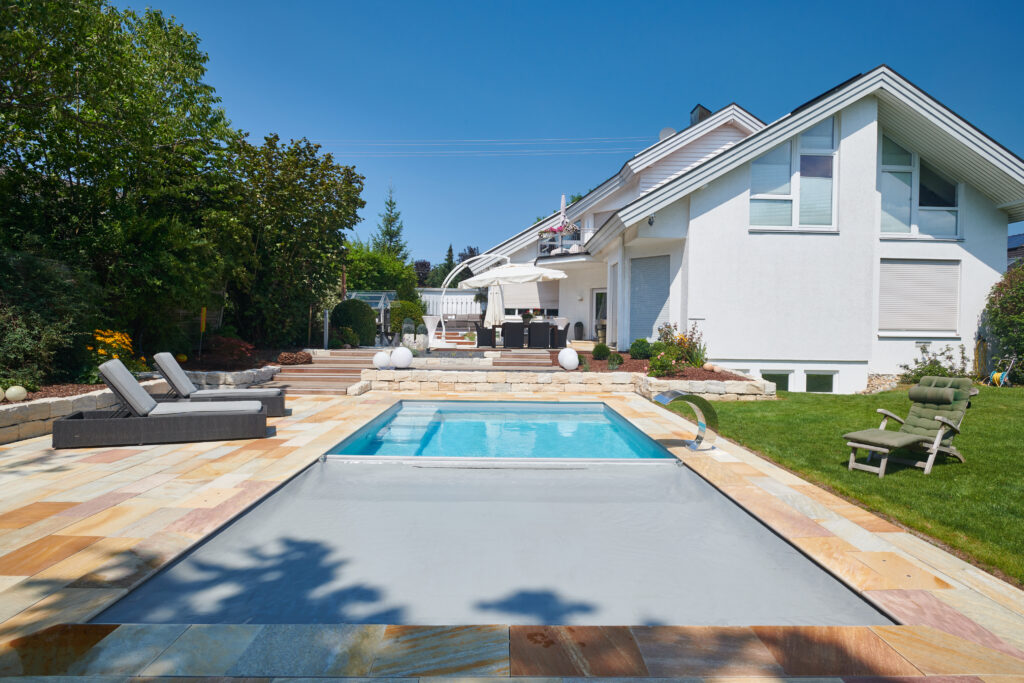 Strukturierter Garten mit Wasserfläche und überdachtem Essplatz