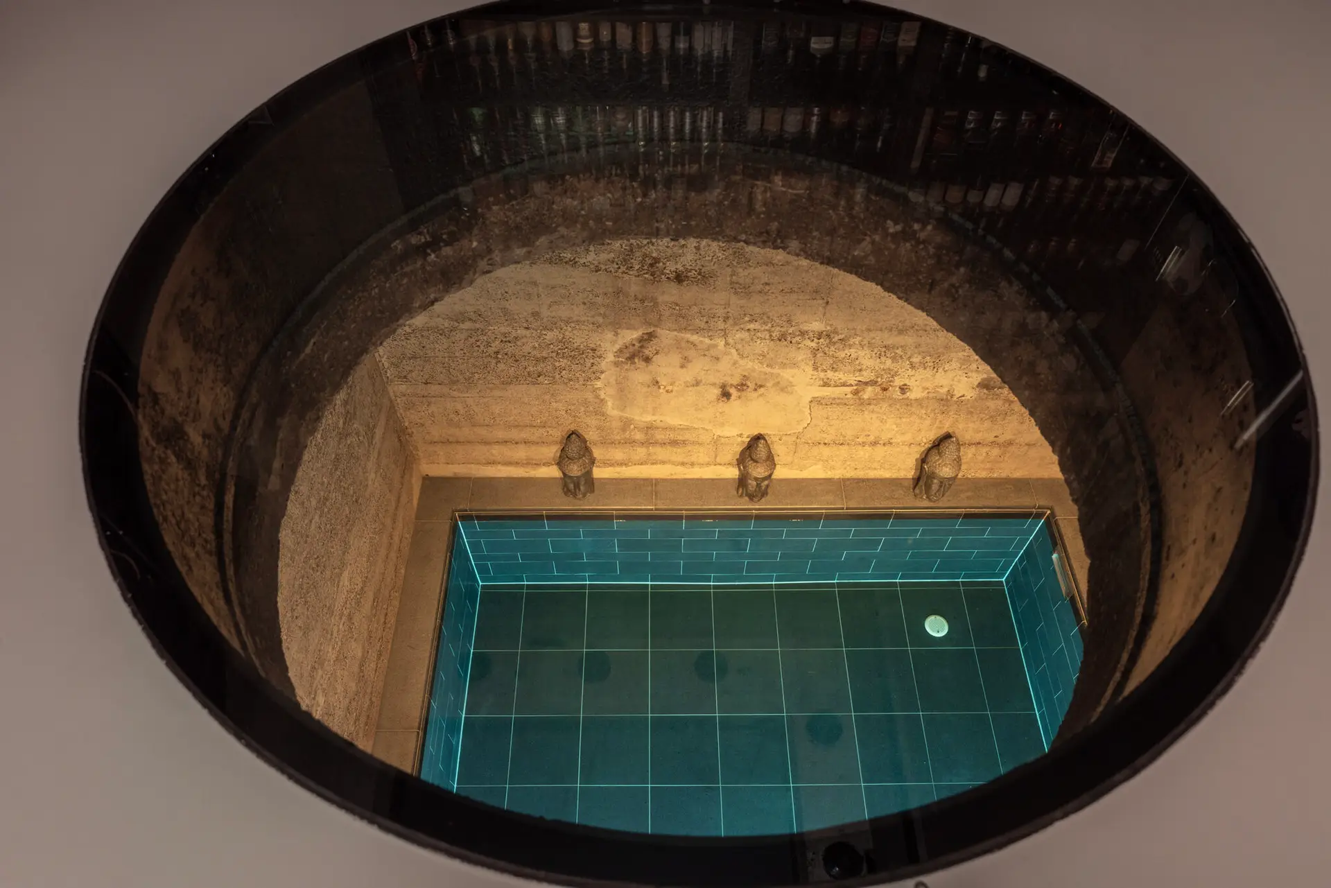 Innenpool mit dekorativen Skulpturen