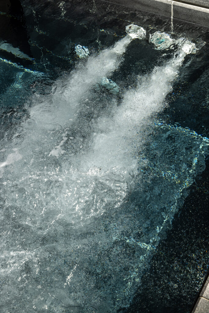 Dynamische Wasserbewegung im Pool