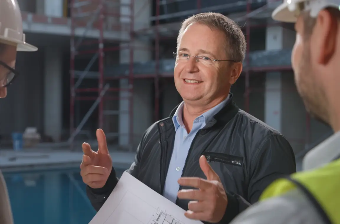 Baustellenabstimmung: Marko Mock erläutert Baupläne.