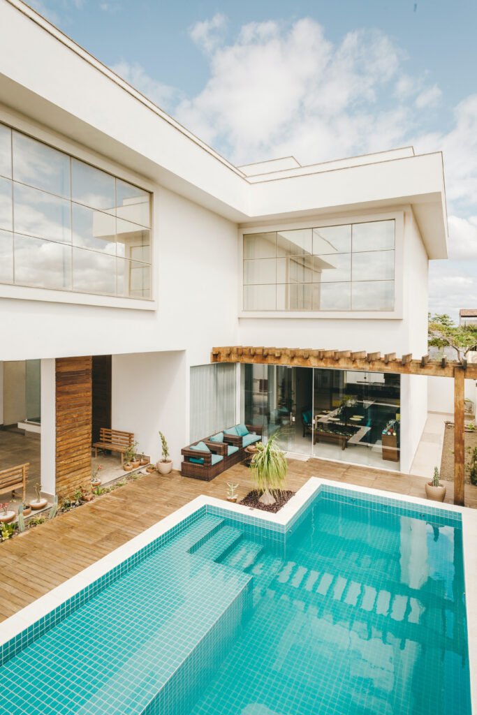 Pool mit moderner Architektur und stilvoller Terrasse