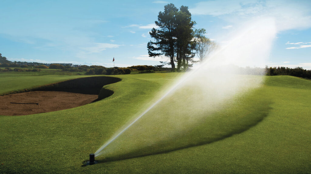 Bewässerung auf Golfplatz mit Sprinkler